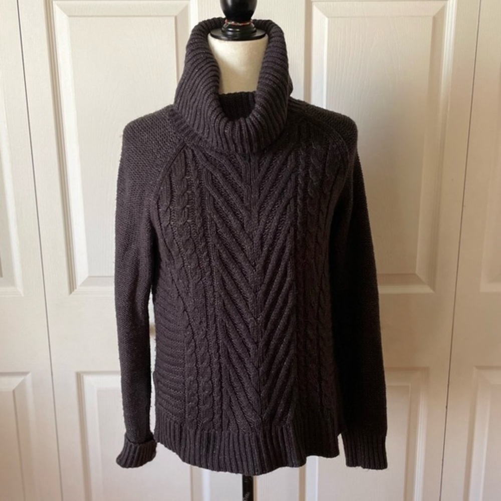 Elle black turtleneck